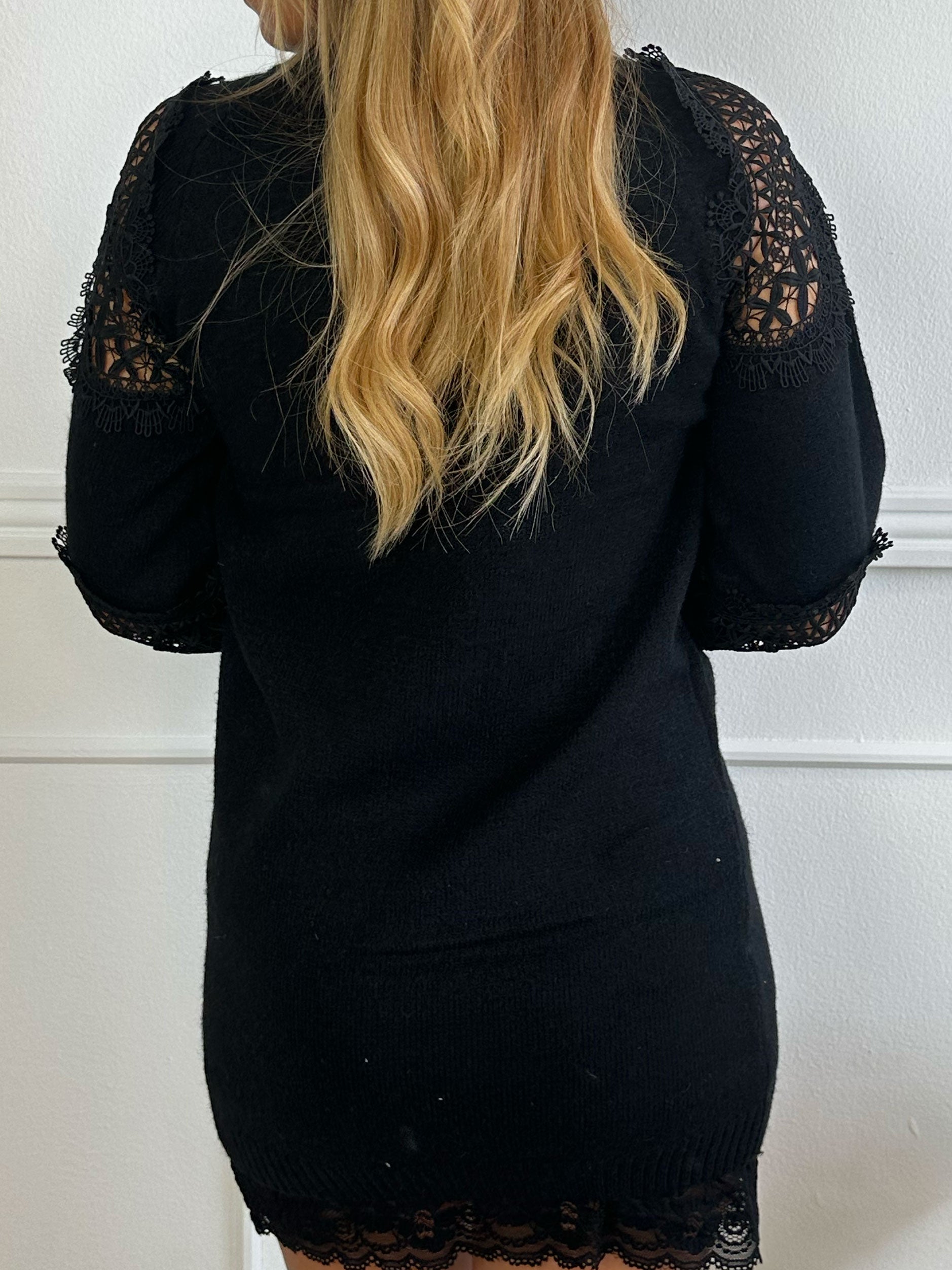 Oxana - Mjuk stickad klänning med broderingar över byst och ärmar